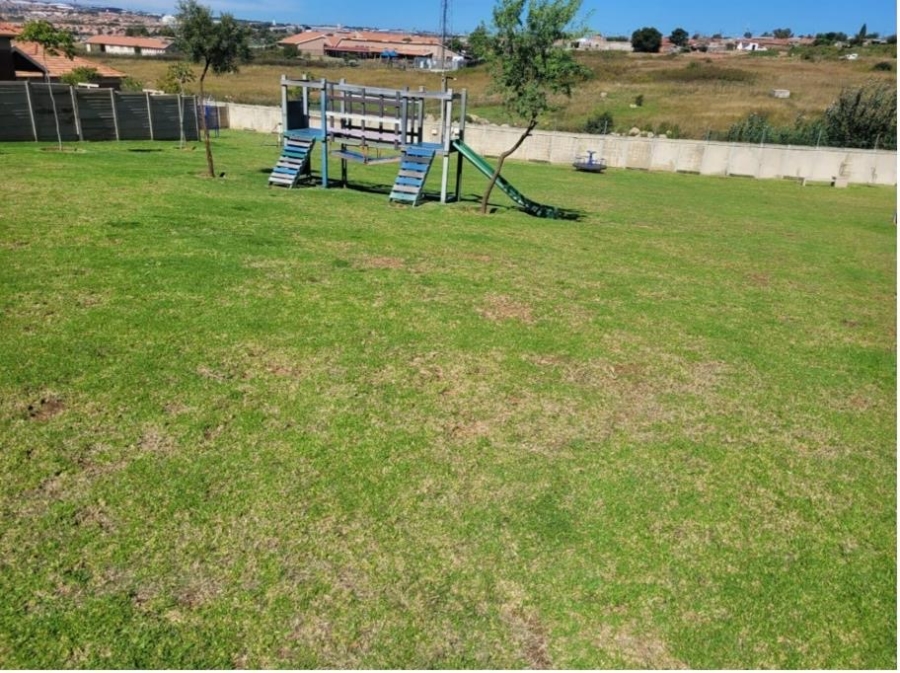 To Let 2 Bedroom Property for Rent in Thatch Hill Estate Gauteng