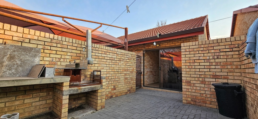 2 Bedroom Property for Sale in Three Rivers Proper Gauteng