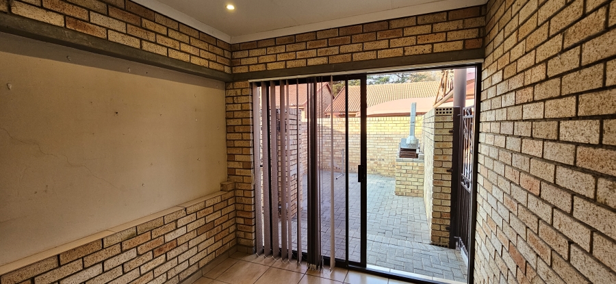 2 Bedroom Property for Sale in Three Rivers Proper Gauteng
