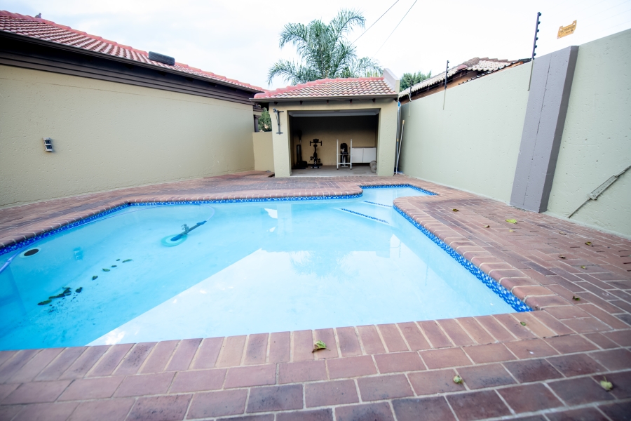 4 Bedroom Property for Sale in Crystal Park Gauteng