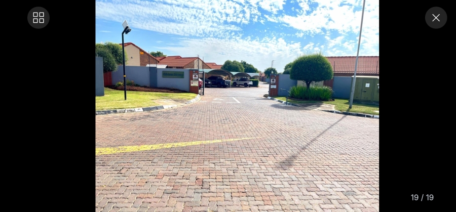 2 Bedroom Property for Sale in Monavoni Gauteng