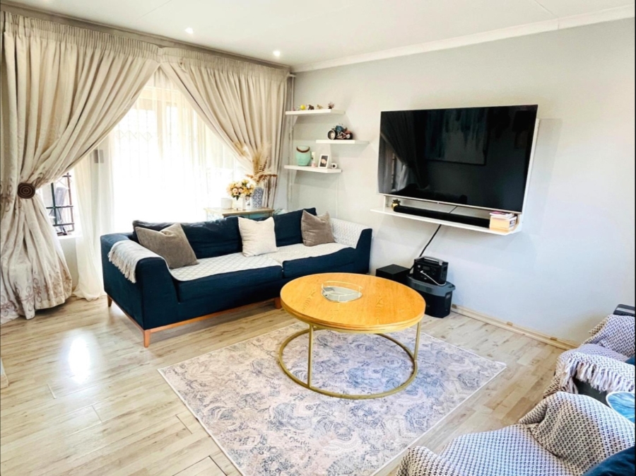 2 Bedroom Property for Sale in Monavoni Gauteng