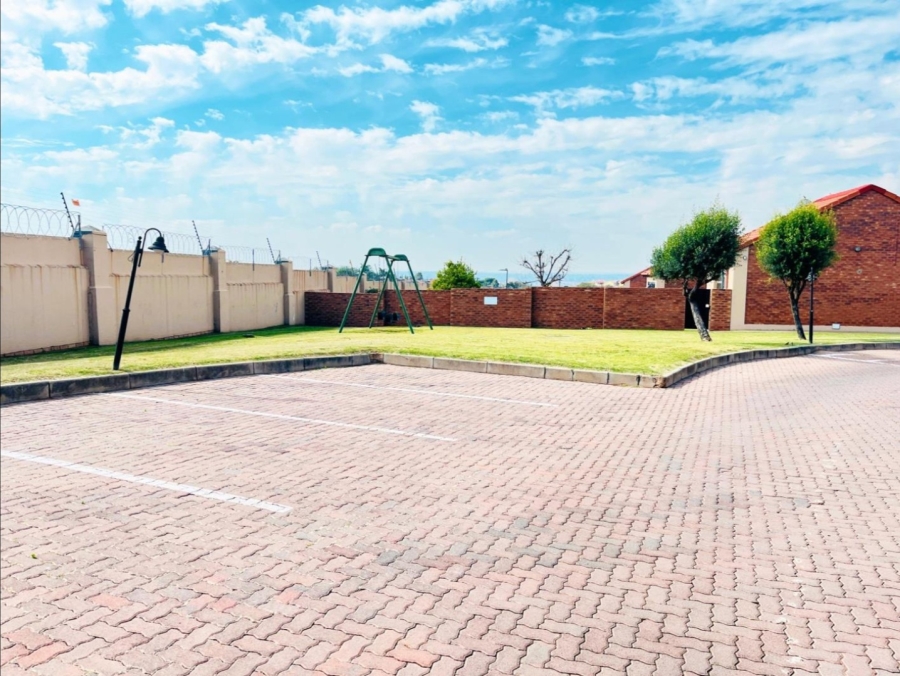 2 Bedroom Property for Sale in Monavoni Gauteng
