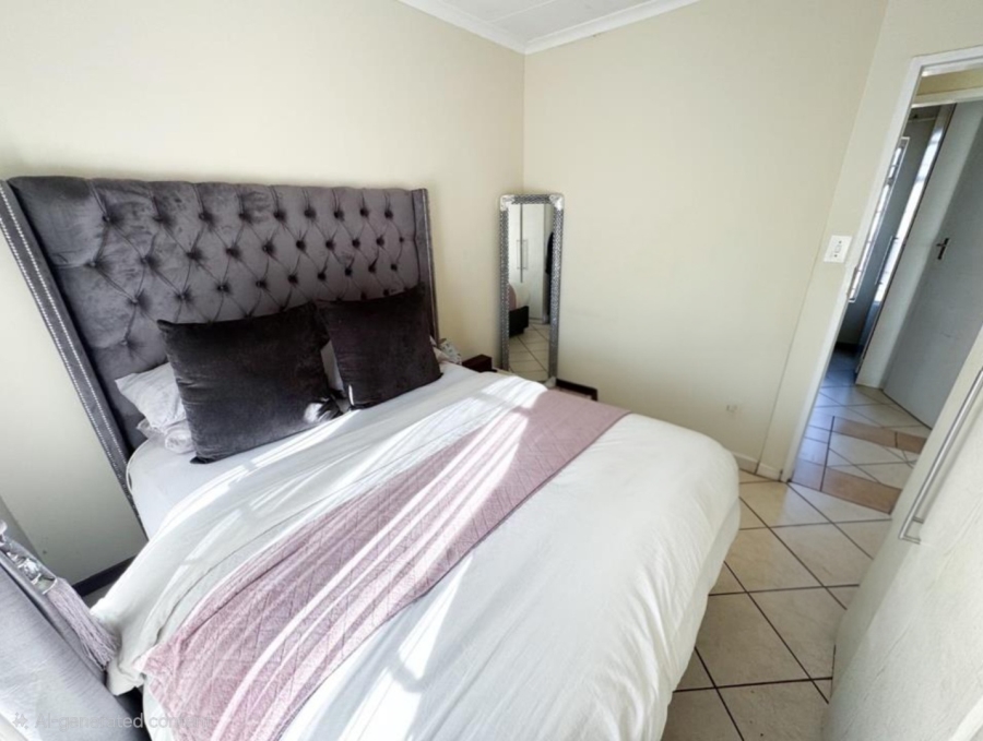 2 Bedroom Property for Sale in Monavoni Gauteng