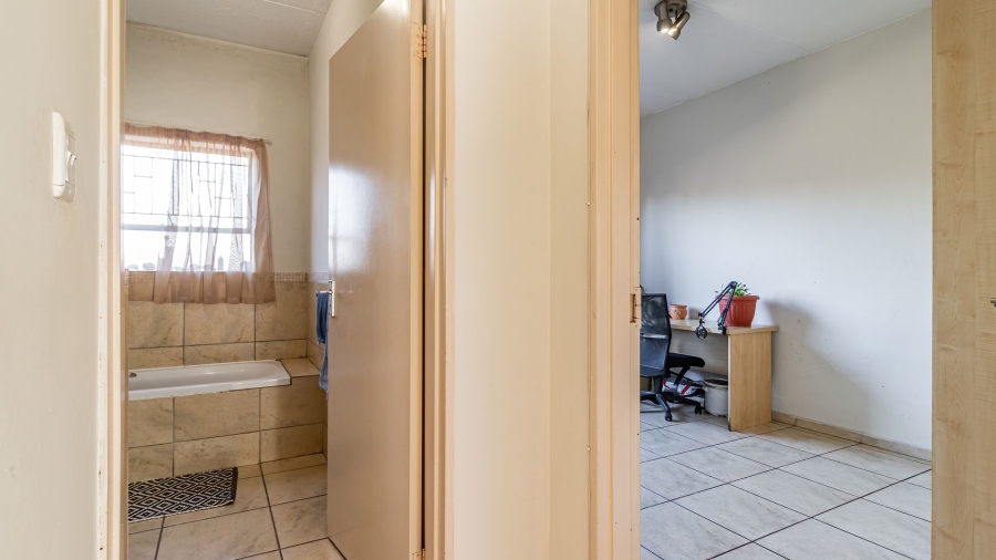 2 Bedroom Property for Sale in Corlett Gardens Gauteng