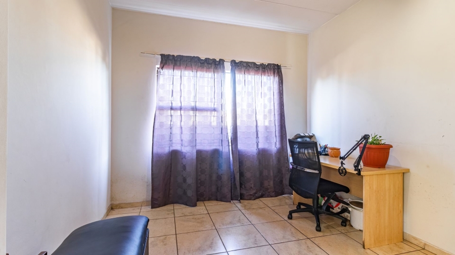 2 Bedroom Property for Sale in Corlett Gardens Gauteng