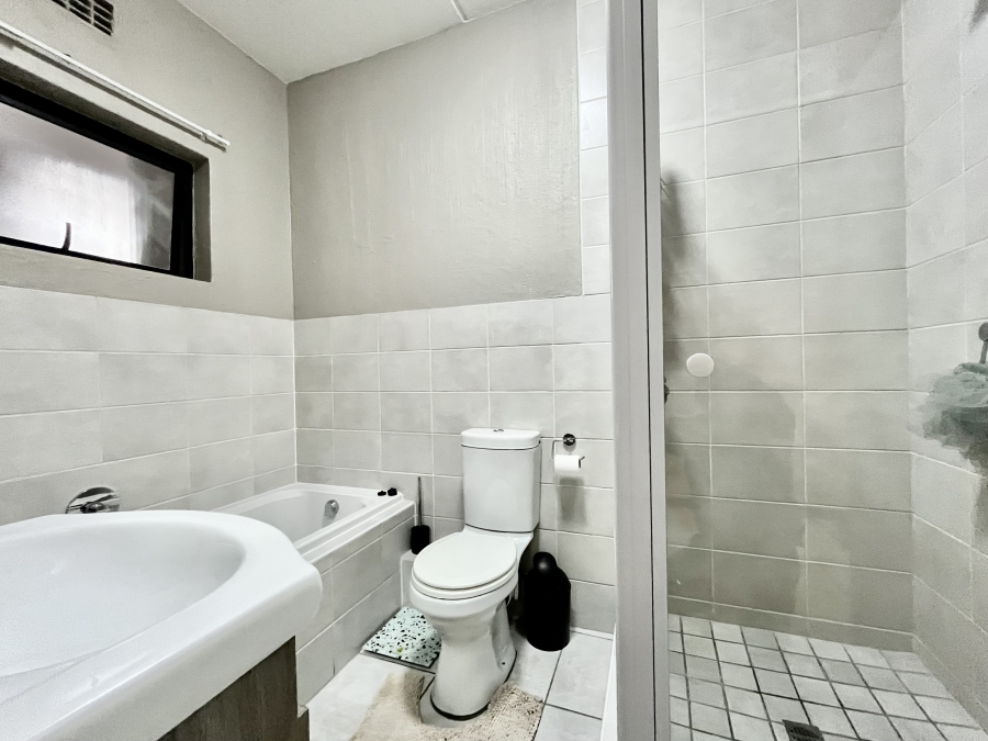 2 Bedroom Property for Sale in Barbeque Downs Gauteng
