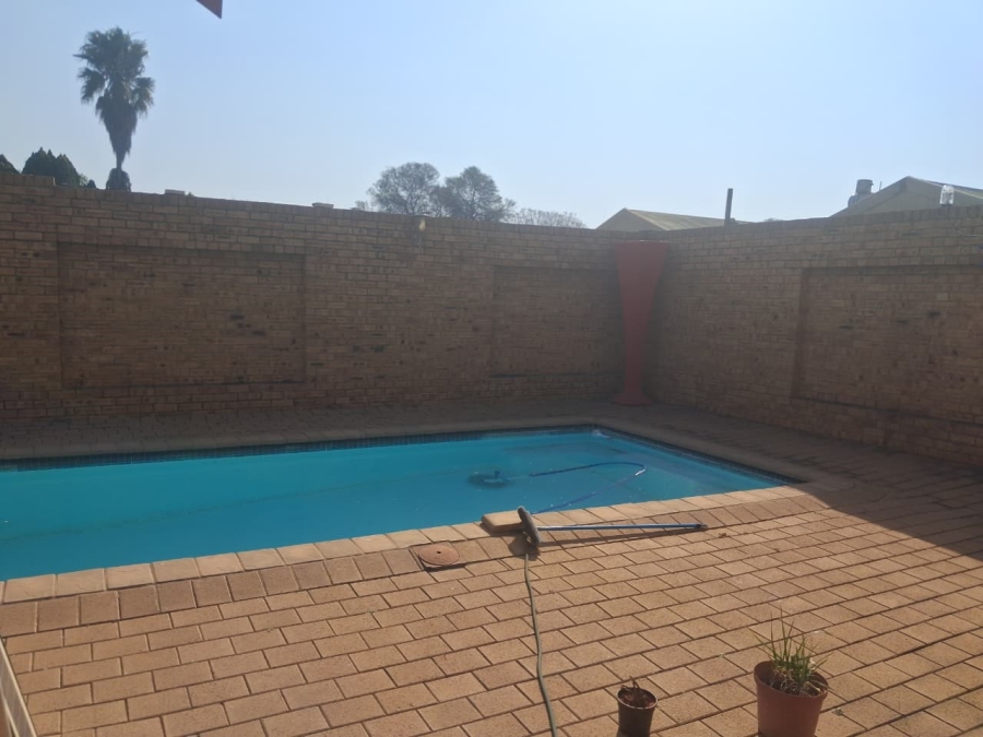 4 Bedroom Property for Sale in Andeon AH Gauteng