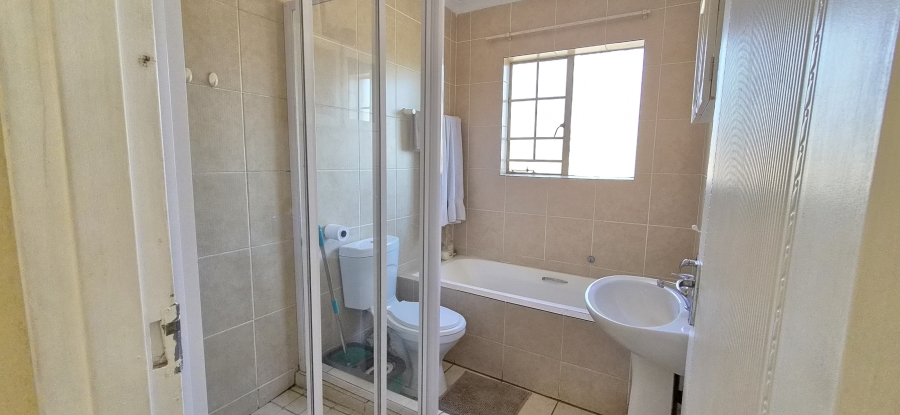 2 Bedroom Property for Sale in Heuwelsig Estate Gauteng