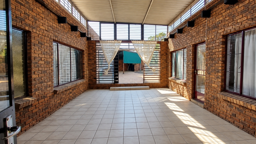 To Let 6 Bedroom Property for Rent in Wierda Park Gauteng