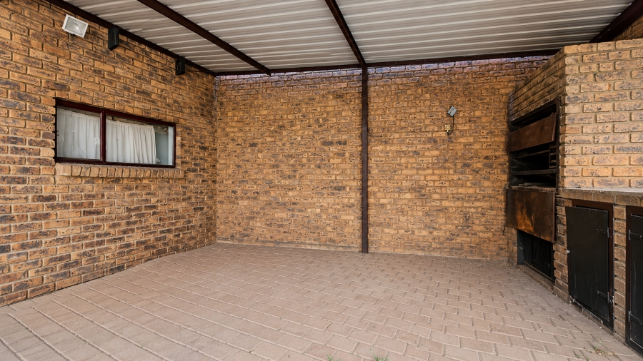 To Let 6 Bedroom Property for Rent in Wierda Park Gauteng