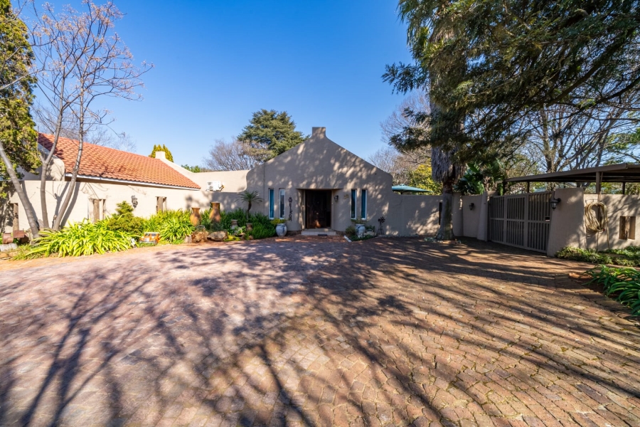 5 Bedroom Property for Sale in Larrendale Gauteng