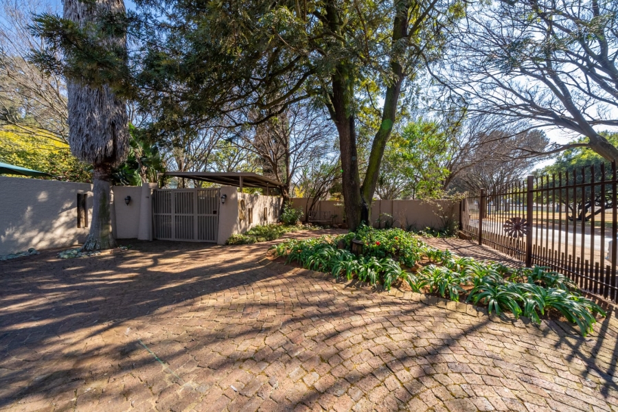 5 Bedroom Property for Sale in Larrendale Gauteng