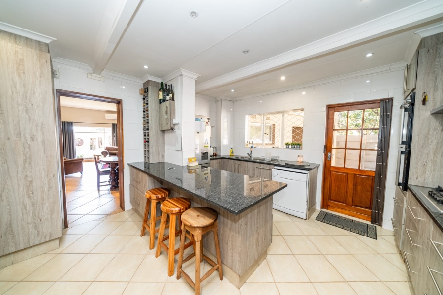 5 Bedroom Property for Sale in Larrendale Gauteng