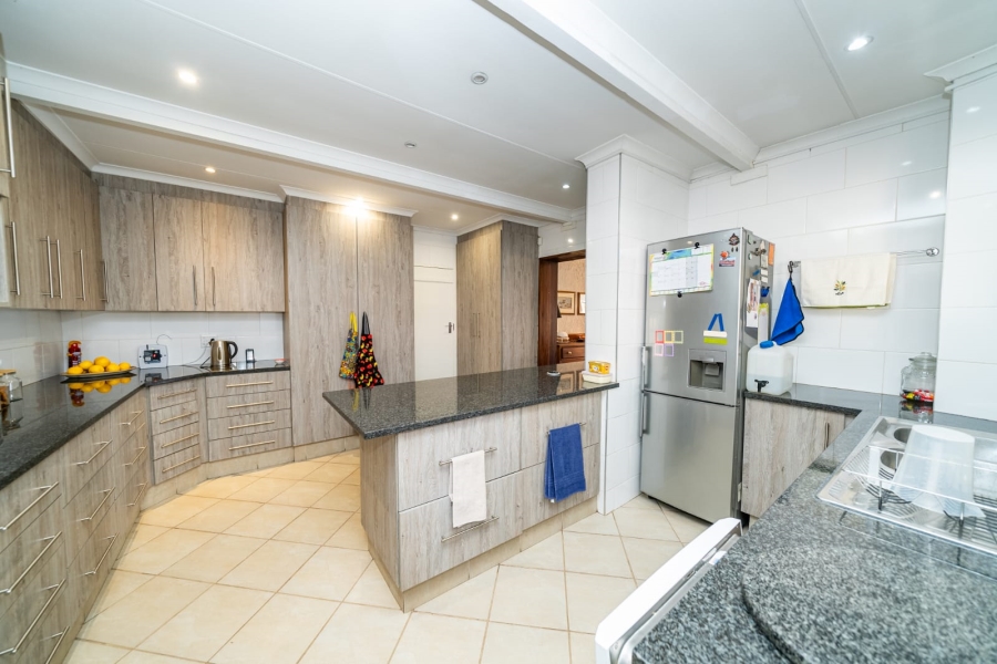5 Bedroom Property for Sale in Larrendale Gauteng