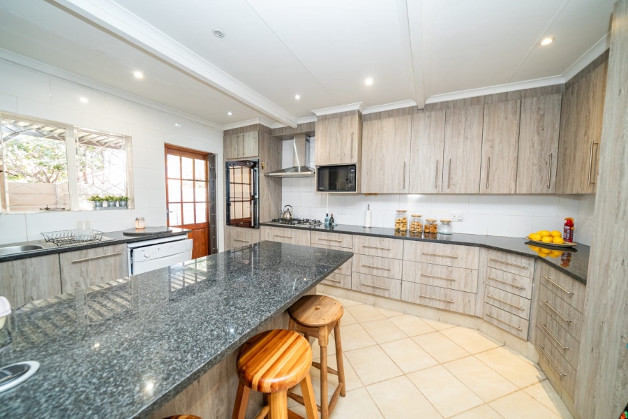 5 Bedroom Property for Sale in Larrendale Gauteng