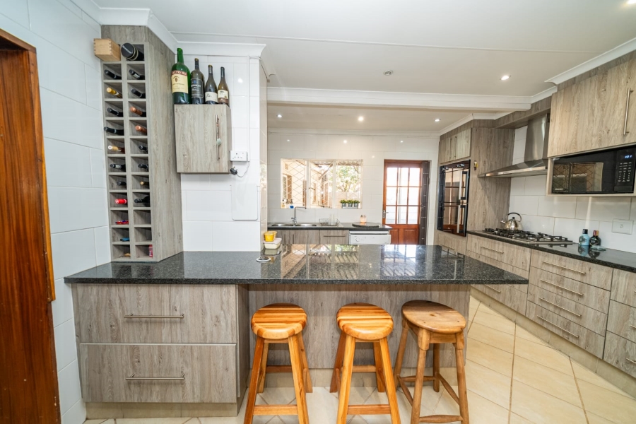 5 Bedroom Property for Sale in Larrendale Gauteng