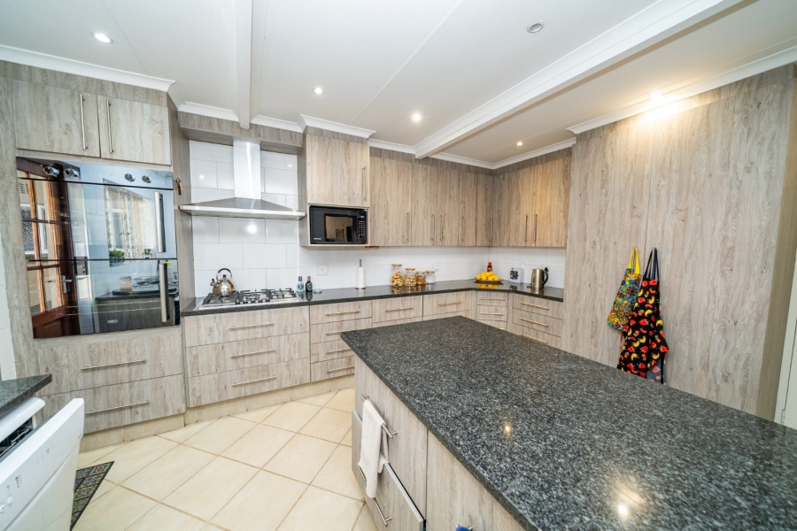 5 Bedroom Property for Sale in Larrendale Gauteng