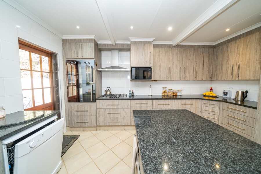 5 Bedroom Property for Sale in Larrendale Gauteng
