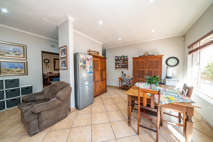 5 Bedroom Property for Sale in Larrendale Gauteng