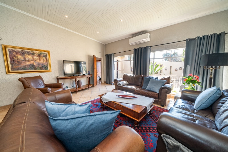 5 Bedroom Property for Sale in Larrendale Gauteng