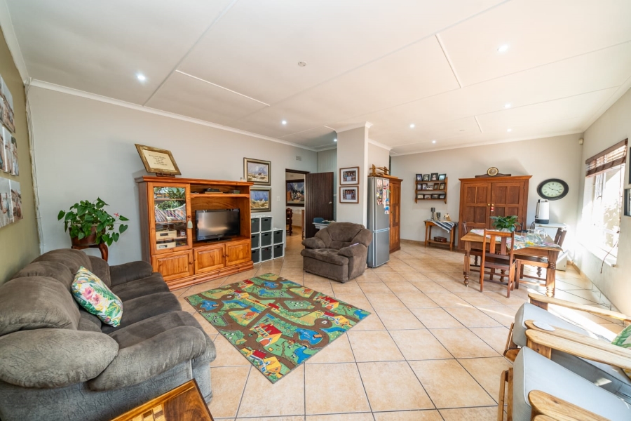 5 Bedroom Property for Sale in Larrendale Gauteng