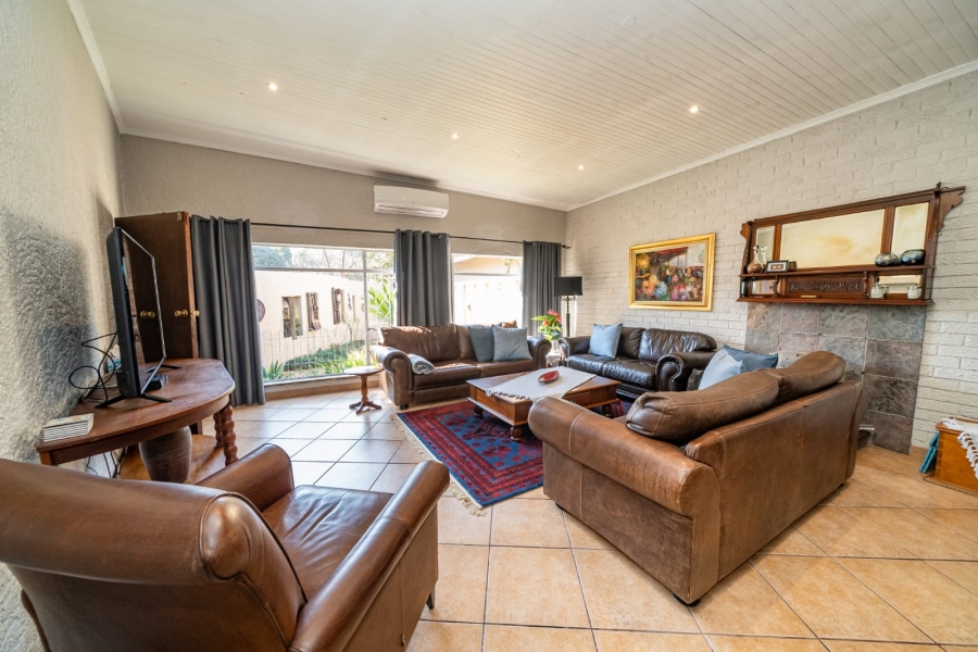 5 Bedroom Property for Sale in Larrendale Gauteng