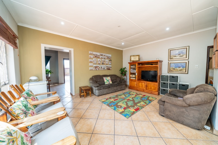 5 Bedroom Property for Sale in Larrendale Gauteng