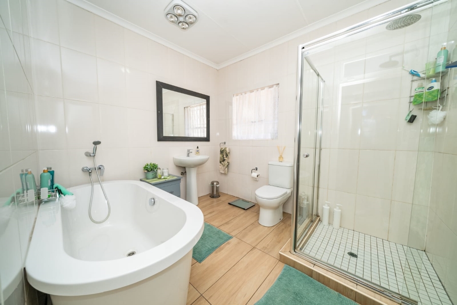 5 Bedroom Property for Sale in Larrendale Gauteng