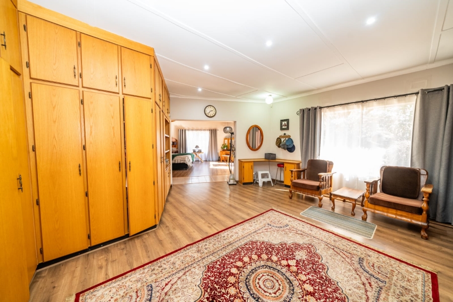 5 Bedroom Property for Sale in Larrendale Gauteng