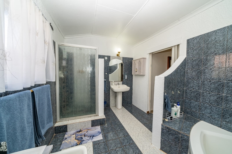 5 Bedroom Property for Sale in Larrendale Gauteng