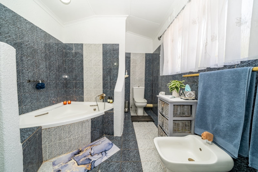 5 Bedroom Property for Sale in Larrendale Gauteng