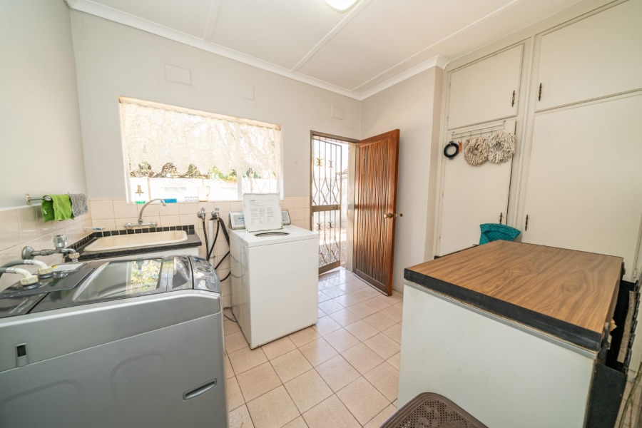 5 Bedroom Property for Sale in Larrendale Gauteng