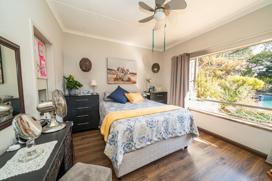 5 Bedroom Property for Sale in Larrendale Gauteng