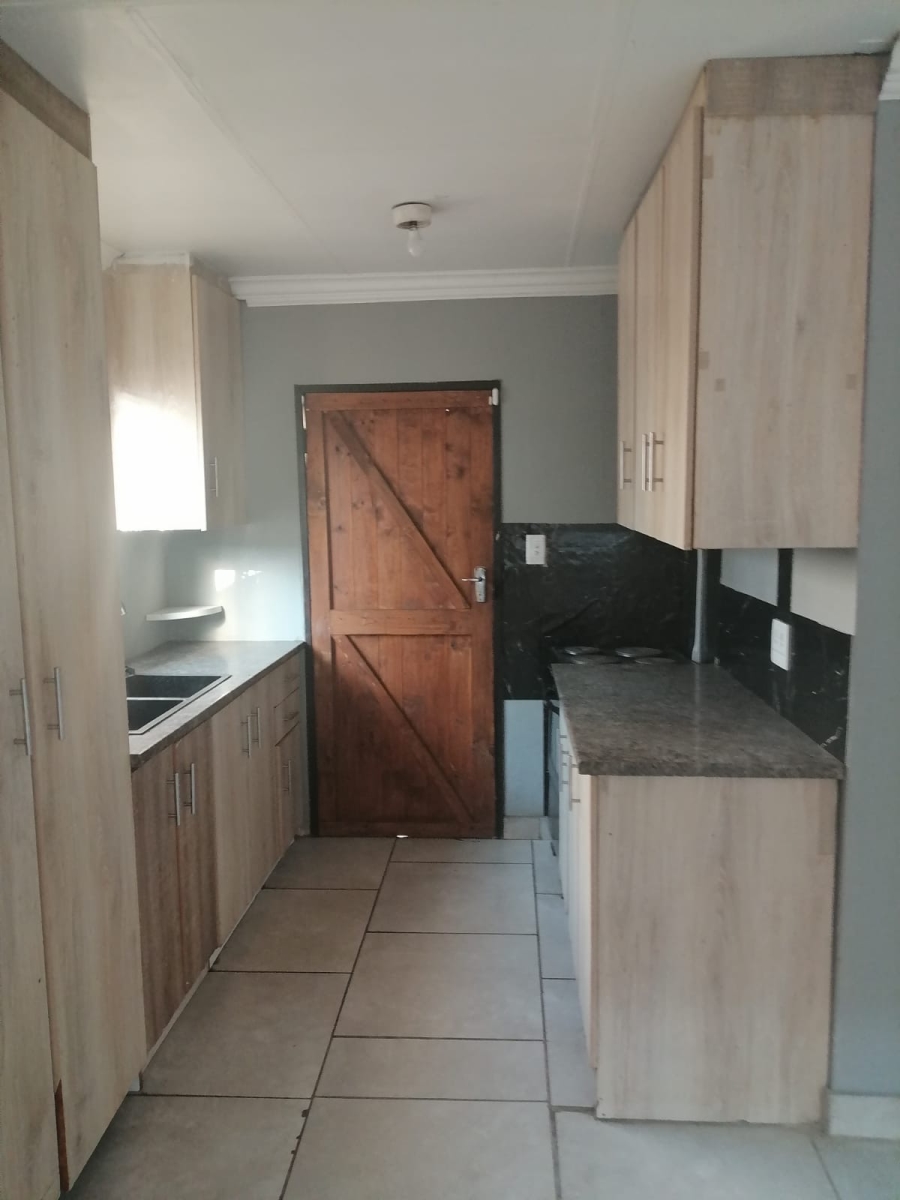 2 Bedroom Property for Sale in Clayville Gauteng