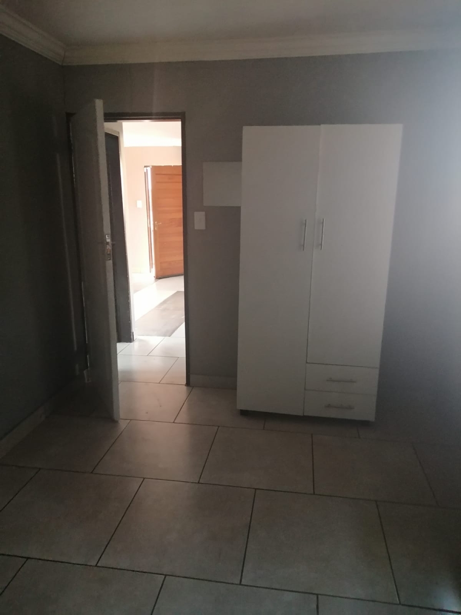 2 Bedroom Property for Sale in Clayville Gauteng