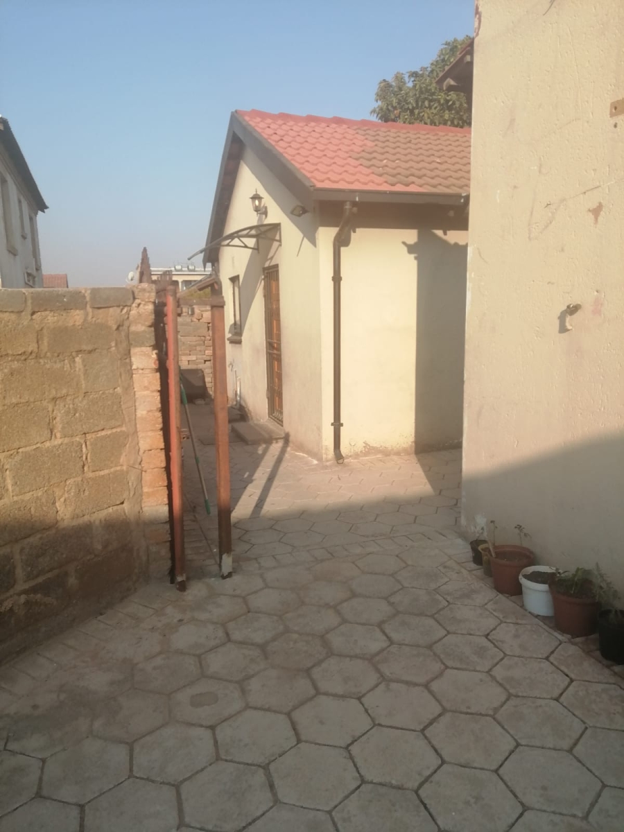 2 Bedroom Property for Sale in Clayville Gauteng