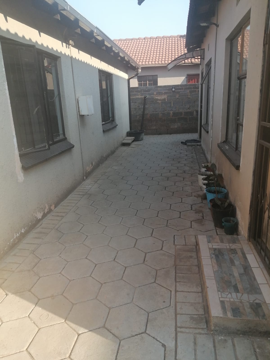 2 Bedroom Property for Sale in Clayville Gauteng