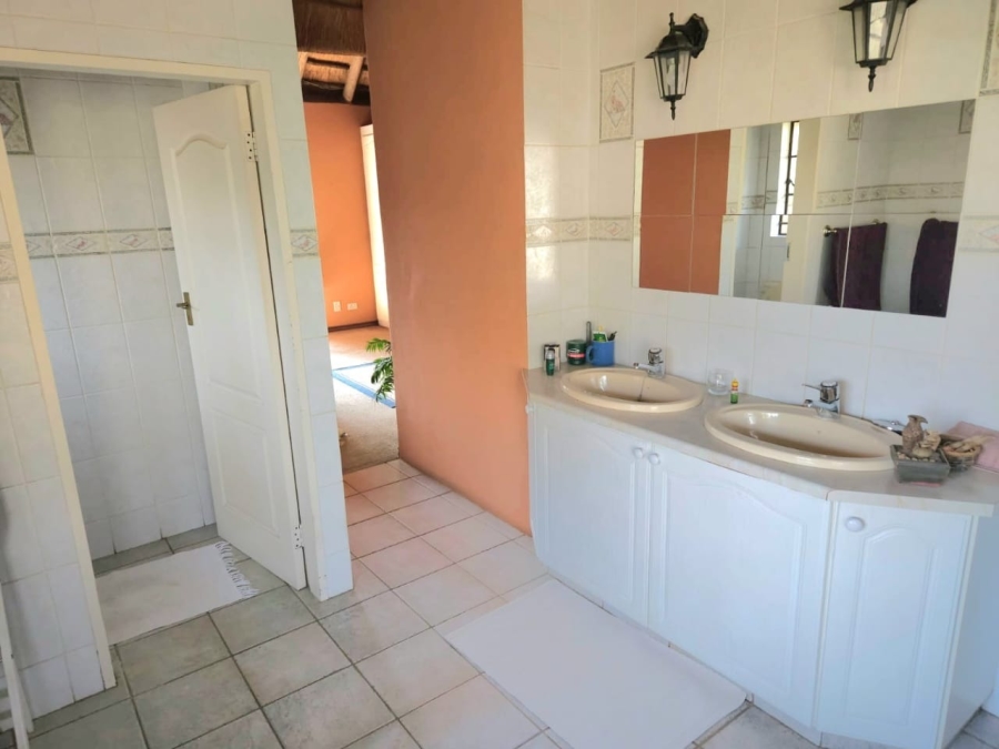5 Bedroom Property for Sale in Laezonia Gauteng