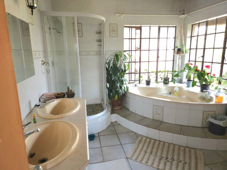 5 Bedroom Property for Sale in Laezonia Gauteng