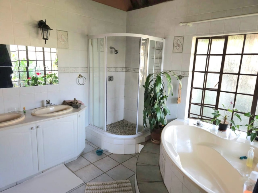 5 Bedroom Property for Sale in Laezonia Gauteng