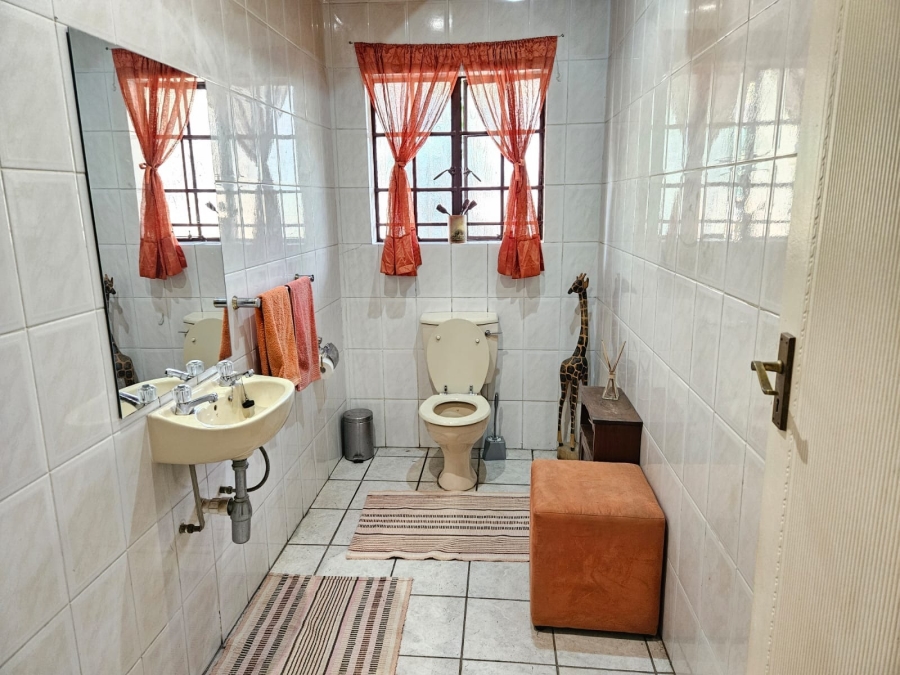 5 Bedroom Property for Sale in Laezonia Gauteng