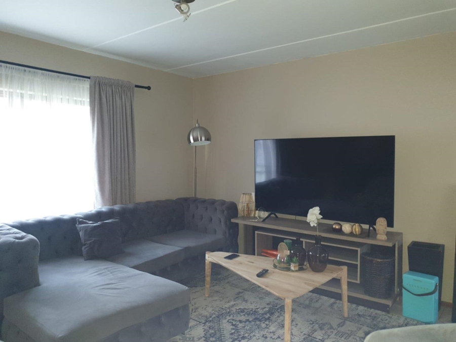 To Let 2 Bedroom Property for Rent in Little Falls Gauteng