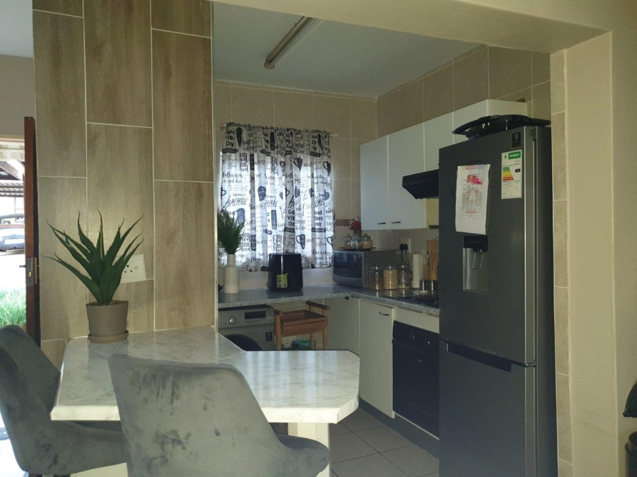To Let 2 Bedroom Property for Rent in Little Falls Gauteng