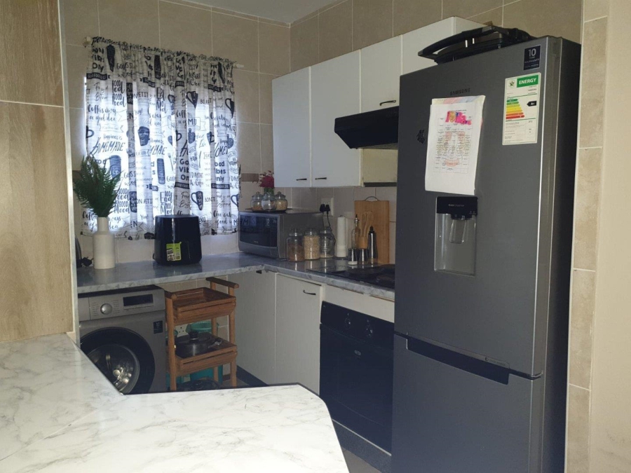 To Let 2 Bedroom Property for Rent in Little Falls Gauteng