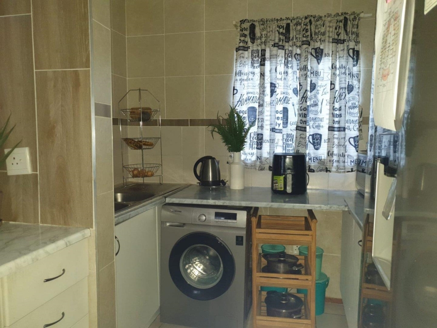To Let 2 Bedroom Property for Rent in Little Falls Gauteng