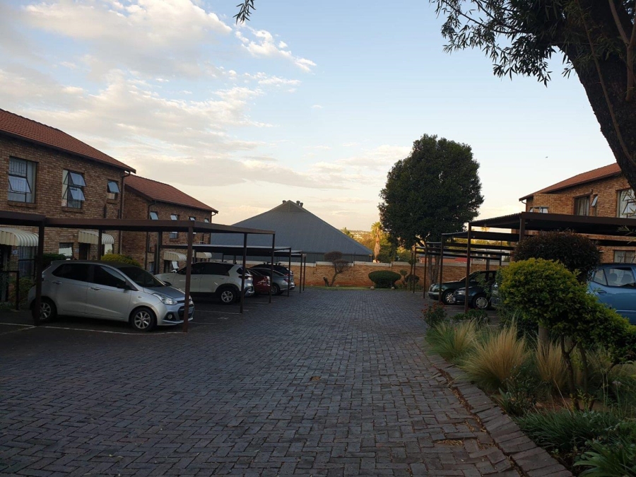 To Let 2 Bedroom Property for Rent in Little Falls Gauteng
