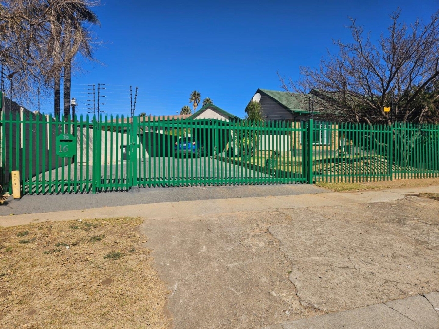To Let 3 Bedroom Property for Rent in Wentworth Park Gauteng