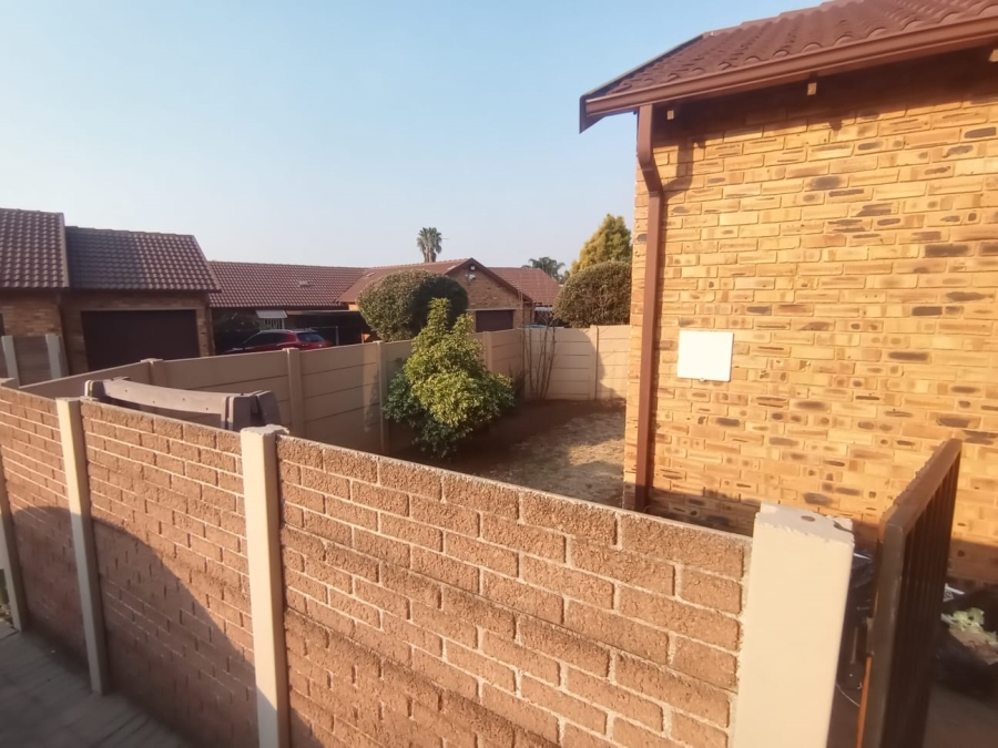 2 Bedroom Property for Sale in Little Falls Gauteng