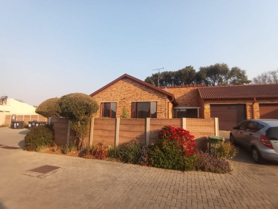 2 Bedroom Property for Sale in Little Falls Gauteng